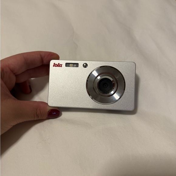 NEW Lola Digital Camera — Compact Retro-Inspired with Film-Like Charm - Picture 6 of 7
